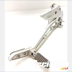 Platine repose-pieds (droit) SUZUKI GSR 600