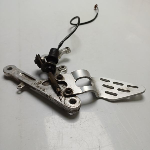 Pièce Moto Platine repose-pied avant (droit) YAMAHA R6 YZF600