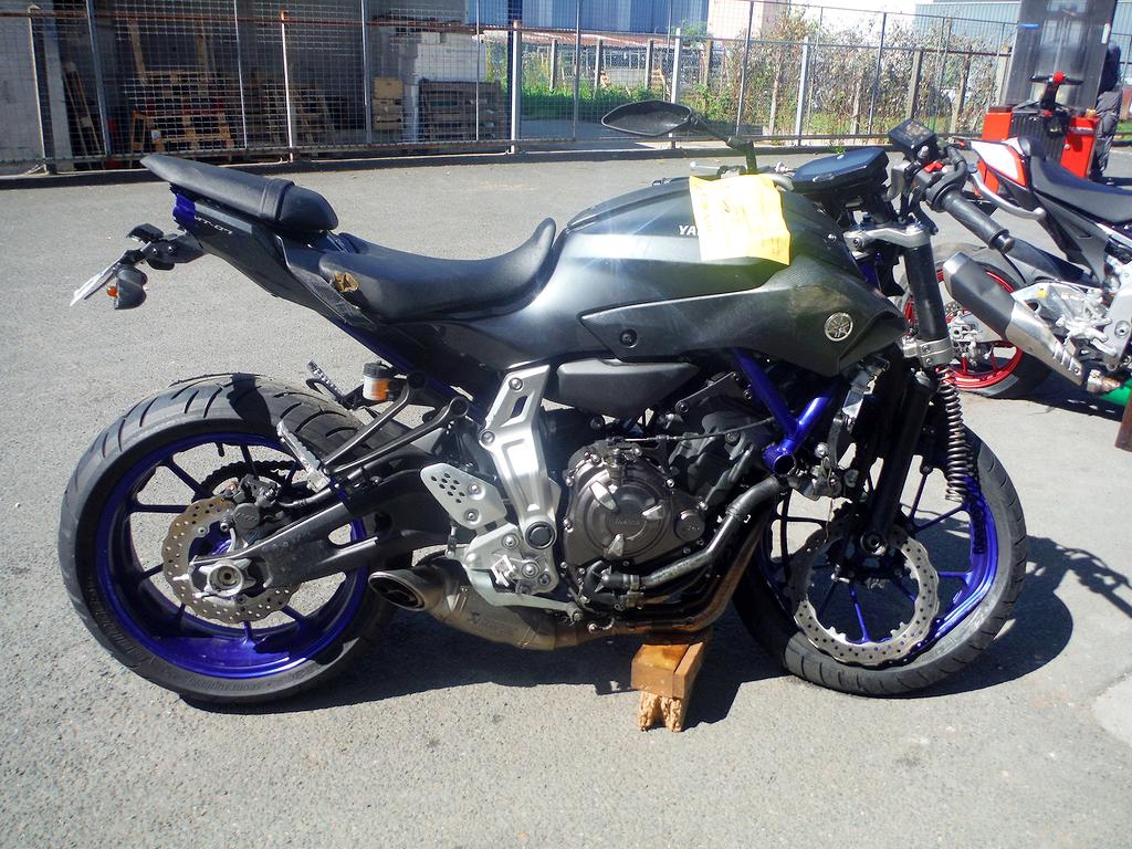 Moto accidentée YAMAHA MT-07 GRIS