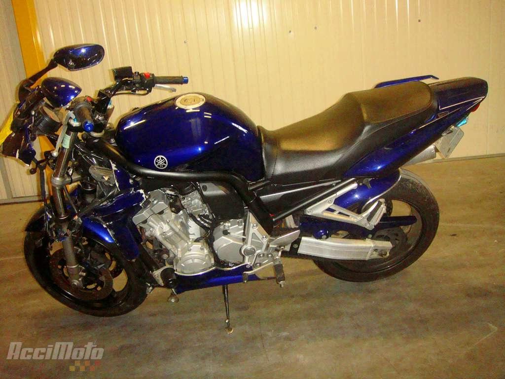 Moto accidentée YAMAHA FAZER 1000 BLEU