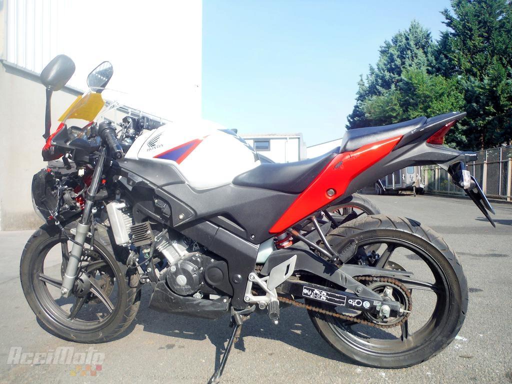 Moto accidentée HONDA CBR 125 CBR125 BLANC