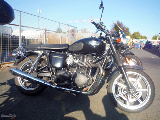 Triumph Bonneville 900 Moto Accidentée